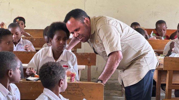 Penjabat Bupati Marthen Kogoya berdialog dengan siswa-siswi SD Inpres Anawi Kamis, 8 Agustus 2024 saat memantau Program SARASEHANS.