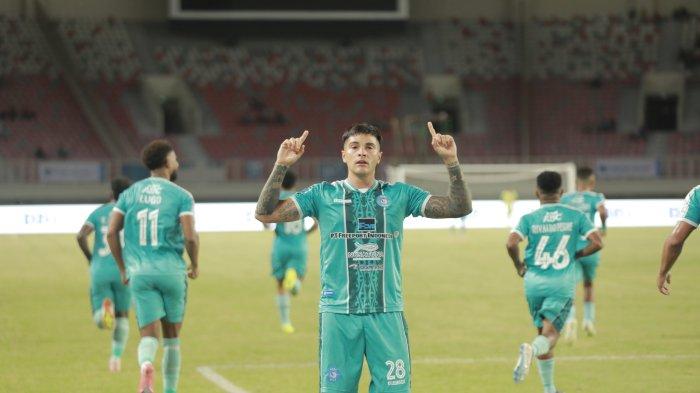 SELEBRASI - Penyerang PSBS Biak Abel Arganaraz merayakan gol pembuka atas Barito Putera di Stadion Lukas Enembe, Kabupaten Jayapura, Papua, Sabtu (26/4/2025) sore. Dok. Media Officer PSBS Biak.