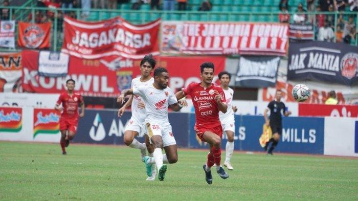 Aksi penyerang baru Persija Jakarta, Aji Kusuma saat diturunkan bermain melawan PSM Makassar, Rabu (25/1/2023).