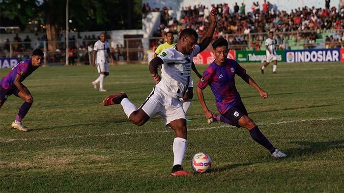 Persipura Jayapura harus tertunduk atas tim tuan rumah Rans Nusantara FC pada laga perdana Kompetisi Liga 2 musim 2024/2025. Tim kebanggaan masyarakat Papua itu kalah tipis 0-1 dari Rans Nusantara dalam laga yang digelar di Stadion Untung Suropati Pasuruan, Jawa Timur pada Minggu (8/9/2024). Dok: Media Officer Persipura.