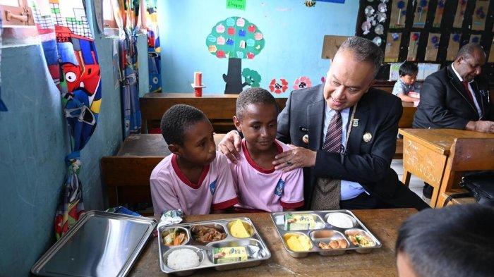 MAKAN BERGIZI GRATIS - Pemprov Papua Pegunungan menggelar kegiatan Makan Bergizi Gratis (MBG) di Wamena, Kabupaten Jayawijaya, Papua Pegunungan, Jumat (31/1/2025).(KOMPAS.COM/DOK PEMPROV PAPUA PEGUNUNGAN)