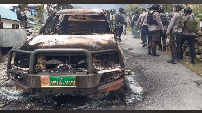 RICUH - Tampak mobil dinas milik TNI dibakar massa di Mulia, Ibu Kota Kabupaten Puncak Jaya, Papua Tengah pasca-tewasnya tiga warga akibat ditembak petugas lantaran diduga anggota TPNPB-OPM.