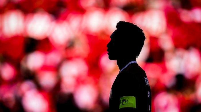 RIZKY RIDHO - Siluet bek tengah dan kapten Indonesia, Rizky Ridho, pada laga Grup A Piala Asia U-23 2024 kontra Australia, Kamis (18/4/2024), di Stadion Abdullah bin Khalifa, Doha. Rizky tidak bisa tampil dalam laga perebutan tempat ketiga melawan Irak, Kamis (2/5/2024), karena mendapat kartu merah pada laga semifinal melawan Uzbekistan. (dok. AFC)