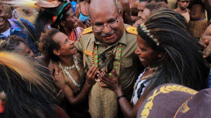 Rakyat Papua berduka. Eks Gubernur Papua Lukas Enembe meninggal dunia di RPAD Gaoto Soebroto, Jakarta, Selasa (26/12/2023).