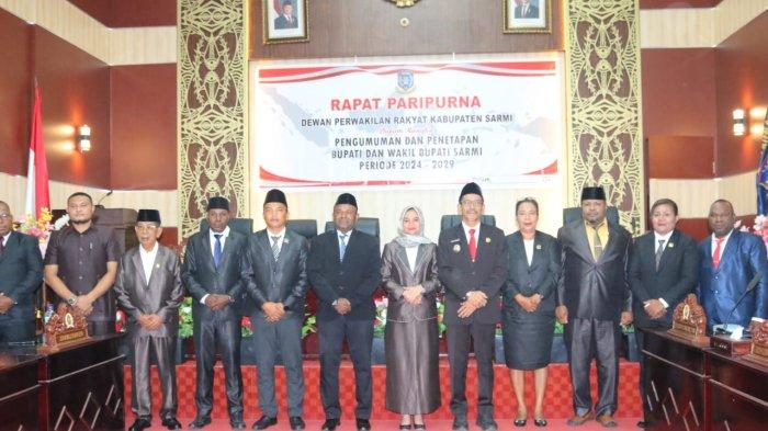 PENETAPAN BUPATI SARMI: Foto bersama Pj Bupati Sarmi Iman Djuniawal bersama DPRD usai rapat sidang paripurna pengesahan usulan penetapan bupati dan wakil bupati terpilih 2024 – 2029,Sabtu,(8/2/2025). Dominggus Catue dan Hj Jumriati akan dilantik sebagai bupati-wakil bupati Sarmi terpilih.