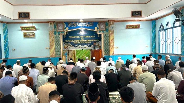 Ratusan Warga Binaan dan Pegawai Lapas Abepura yang beragama Islam melaksanakan sholat Idul Fitri 1445 H
di Masjid At Tarbiyah Lapas Abepura, Rabu (10/4/2024).