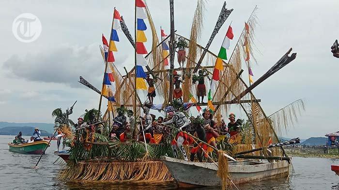 Penampilan tarian Isosolo di pembukaan FDS ke-14 di Distrik Sentani Timur Kabupaten Jayapura, Papua.
