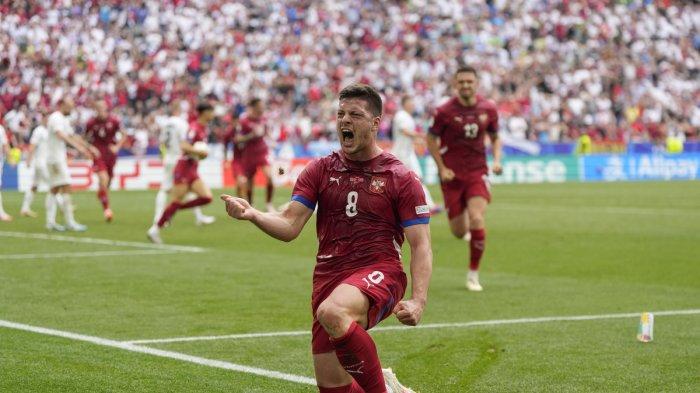 SELEBRASI - Penyerang Serbia Luka Jovic melakukan selebrasi setelah mencetak gol dalam laga Grup C Piala Eropa 2024 antara Slovenia dan Serbia di Muenchen, Jerman, Kamis (20/6/2024). AP/MATTHIAS SCHRADER