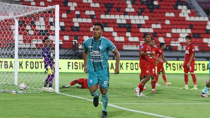 SELEBRASI - Striker asing PSBS Biak, Alexsandro Ferreira selebrasi usai mencetak gol ke gawang Semen Padang dalam laga pekan ke-8 BRI Liga 1 di Stadion Kapten I Wayan Dipta, Gianyar, Bali, Jumat (18/10/2024). PSBS menang dalam laga ini dengan skor akhir 3-2. (Do. Media Ofisial PSBS Biak)