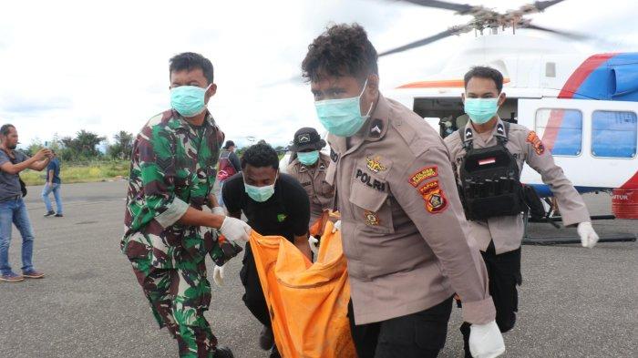 EVAKUASI- Proses evakuasi jenazah korban pembantaian oleh KKB Papua di Yahukimo, Senin (14/4/2025).