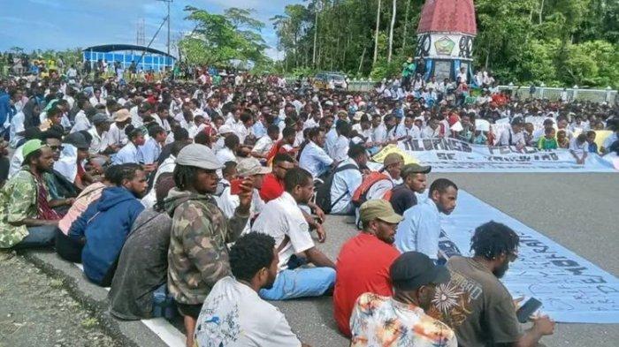 AKSI TOLAK MAKAN BERGIZI GRATIS - Ratusan siswa di Yahukimo, Papua Pegunungan, Senin (3/2/2025), menolak program Makan Bergizi Gratis (MBG) yang diprogramkan Presiden Prabowo Subianto.