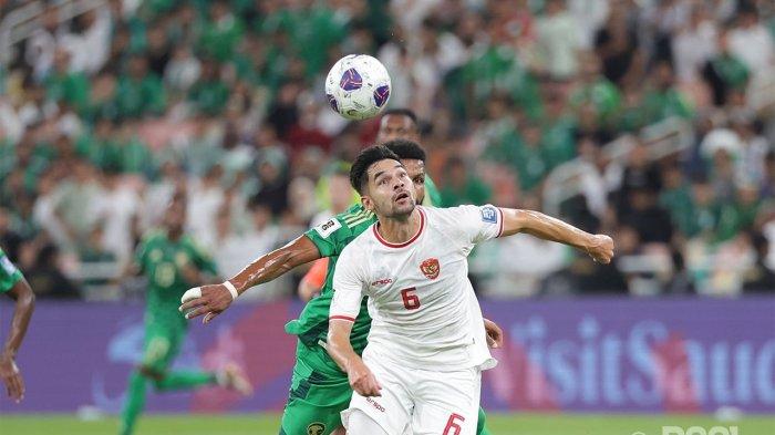 Sandy Walsh, bek sayap Indonesia, berduel dengan pemain Arab Saudi pada gim Kualifikasi Piala Dunia 2026, Jumat (6/5/2024) WIB, di Stadion Kota Olahraga Raja Abdullah, Jeddah. Sandy membantu gol Ragnar Oratmangoen karena melakukan sentuhan yang mengubah arah bola. PSSI
