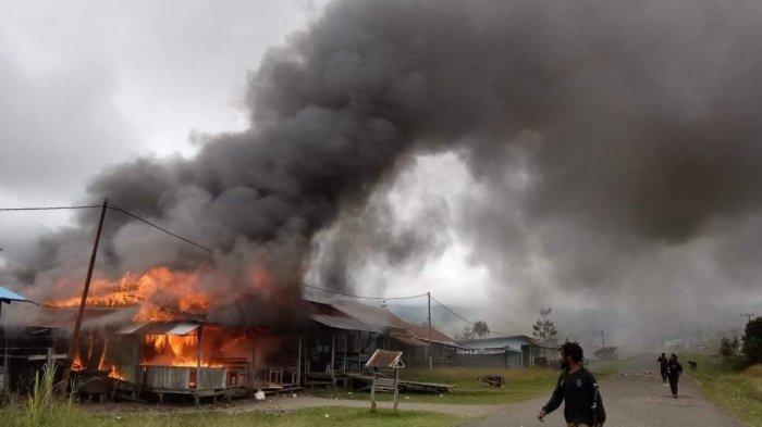 KKB PAPUA - Sejumlah kios serta pasar ludes dibakar kelompok kriminal bersenjata (KKB) di Kampung Yapimakot, Distrik Serambakon, Kabupaten Pegunungan Bintang pada Senin (18/9/2023) siang.