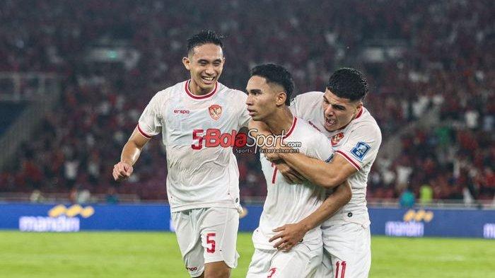 Rizky Ridho (kiri) dan Ragnar Oratmangoen (kanan) menyambut selebrasi Marselino Ferdinan (tengah) yang mampu mencetak gol dalam laga babak penyisihan grup C Kualifikasi Piala Dunia 2026 zona Asia antara timnas Indonesia versus timnas Arab Saudi di Stadion Utama Gelora Bung Karno, Senayan, Jakarta, Selasa (19/11/2024).