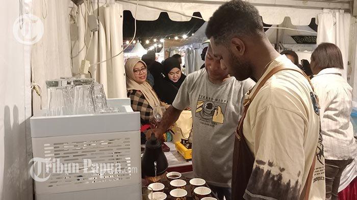 Suasana pengunjung yang datang di stand Kopi Robusta Grime dalam acara Baku Timba Fest di lapangan upacara kantor bupati Jayapura, Gunung Merah, Sentani, Distrik Sentani