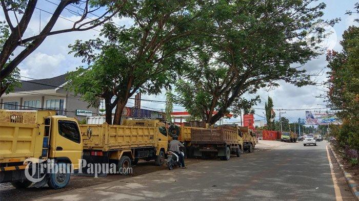 ANTRE BBM - Ratusan truk mengantre pengisian BBM solar di depan SPBU Hawai, Sentani, Kabupaten Jayapura, Rabu (9/11/2022).