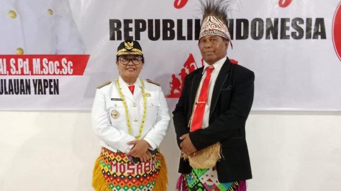 BUPATI-TOKOH YAPEN: Foto bersama Pj Bupati Kepulauan Yapen Suzana Wanggai (kiri) dan Tokoh Adat Yapen, Wilem Zaman Bonai pada satu kesempatan.