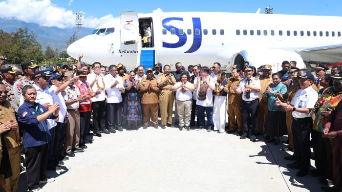 PENDARATAN PERDANA - Pesawat komersial Sriwijaya Air saat mendarat perdana di Wamena, Selasa (29/07/2025), disambut meriah Gubenur dan Wakil Gubernur Papua Pegunungan, bupati dan wakil serta masyarakat.