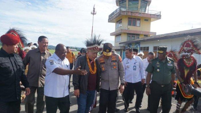 TIBA - Kepala Kejaksaan Tinggi Papua Barat Harli Siregar disambut pejabat di Papua Barat (Adlu Raharusun )