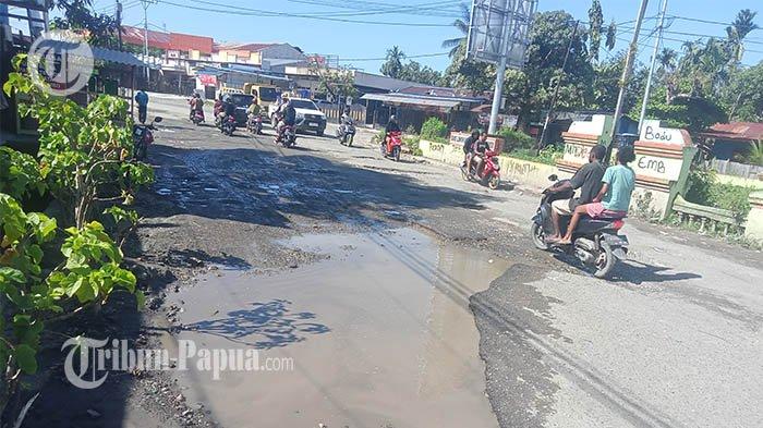 Tampak kondisi Jalan Ampera di Nabire. Jalan ini berada di jantung ibu kota Provinsi Papua Tengah.
