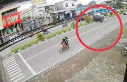 Tampak mini bus warna hitam saat menabrak median jalan di depan Ramayana, Jumat (15/9/2023).