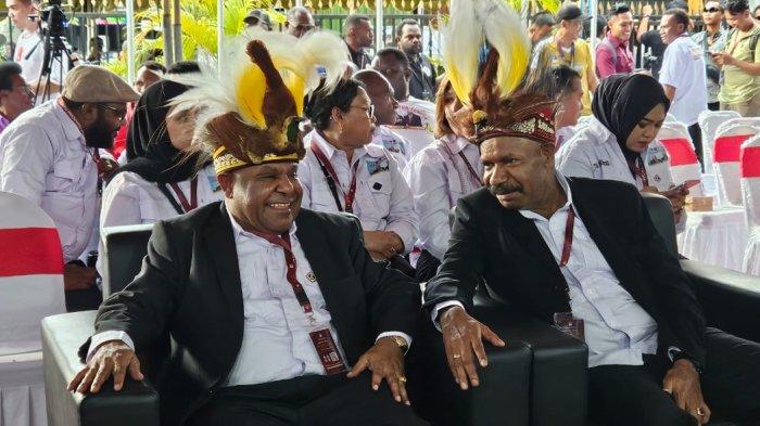 Tampak pasangan calon gubernur dan wakil gubernur, Natalis Tabuni-Titus Natkime saat berada di kantor KPU Papua Tengah