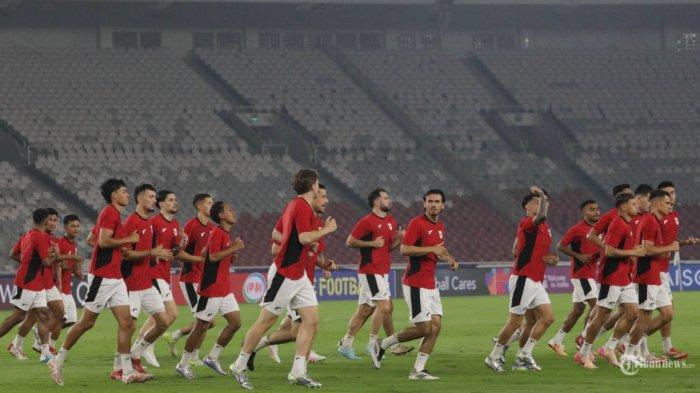 LATIHAN TIMNAS - Sejumlah pesepak bola Timnas Indonesia mengikuti sesi latihan resmi jelang pertandingan Kualifikasi Piala Dunia 2026 di Stadion Utama Gelora Bung Karno, Jakarta, Rabu (4/6/2025). Latihan resmi tersebut sebagai persiapan jelang melawan Timnas China dalam laga putaran ketiga Kualifikasi Piala Dunia 2026 Zona Asia di Stadion Utama Gelora Bung Karno, Jakarta pada Kamis (5/6/2025). Inilah kelima pemain Timnas Indonesia yang dicoret untuk lawan China di Kualifikasi Piala Dunia 2026 di SUGBK pada Kamis (5/6/2025) akan segera dimulai pukul 20.45 WIB. Menariknya, pemain yang dicoret mayoritas pemain abroad atau yang berkarier di luar negeri.