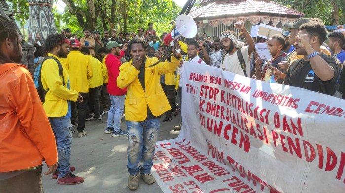 RICUH Di JAYAPURA - Demonstrasi mahasiswa menolak uang kuliah tunggal (UKT) di Kampus Universitas Cenderawasih (Uncen) Jayapura, Papua, Kamis (22/5/2025), berujung ricuh.
