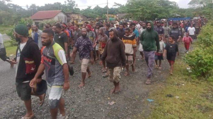 DATANGI RS – Warga Kabupaten Yahukimo, Provinsi Papua Pegunungan ramai-ramai berjalan kaki menuju rumah sakit daerah setempat menyusul adanya kabar bahwa salah satu warganya yang merupakan staf Bawaslu Yahukimo, Tobias Silak tewas akibat ditembus timah panas.