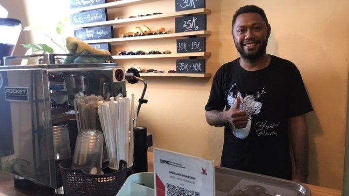 Yafeth Wetipo (34), pemilik bisnis Highland Coffee Roastery, saat ditemui di kedainya di kawasan Jayapura, Papua pada Sabtu (23/7/2022). Yafeth dulunya seorang dosen dan kini ia menjadi pengusaha kopi sukses.(KOMPAS.com/WAHYU ADITYO PRODJO)