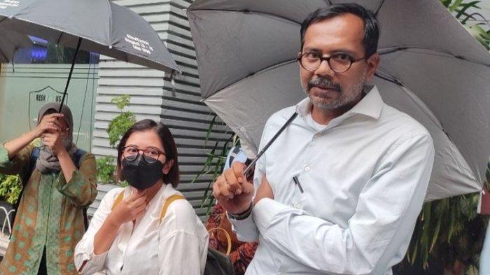 Aktivis Haris Azhar dan Koordinator KontraS, Fatia Maulidiyanti seusai diperiksa penyidik Polda Metro Jaya pada Selasa (18/1/2022). (KOMPAS.com/Muhammad Isa Bustomi)