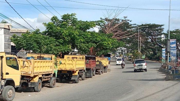 MENGULAR - Puluhan truk sedang antre pengisian BBM di salah satu SPBU yang berada di wilayah Kabupaten Jayapura, Senin (20/6/2022). Pemandangan seperti ini menghiasi sejumlah SPBU di Kabupaten maupun Kota Jayapura