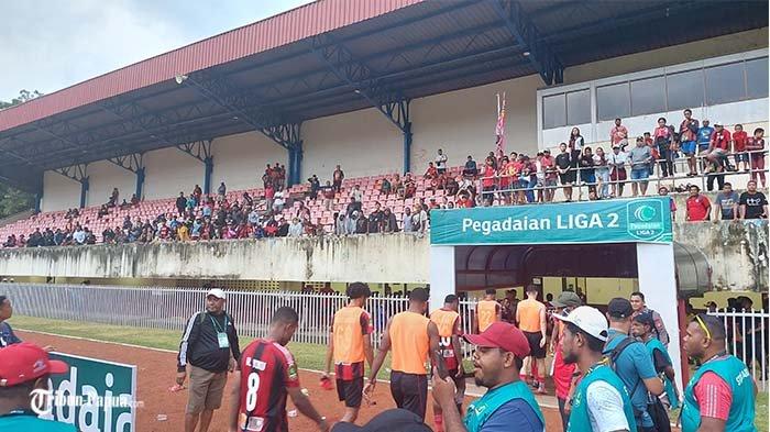 Para pemain Persipura memasuki ruang ganti sembari meminta maaf kepada suporter usai ditekuk Persela Lamongan (0-1) di markas kebesaran, Stadion Mandala, Kota Jayapura, Papua, Rabu (25/9/2024). Yustinus Pae dan kolega sedih atas tiga kekalahan beruntun Liga 2.