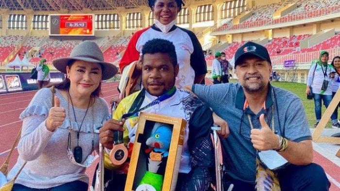 Ari Sihasale dan Nia Zulkarnaen bersama atlet Peparnas XVI Papua di Stadion Lukas Enembe, Kabupaten Jayapura. (akun instagram alenia259)