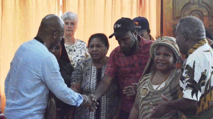 KUNJUNGAN PBB : Juru Bicara Internasional Komite Nasional Papua Barat (KNPB), Victor Yeimo saat perjabat tangan dengan Pelapor Khusus PBB untuk Masyarakat Adat, Albert K. Barume, di Jayapura, Sabtu, (05/07/2025). Dalam pertemuan itu mereka membicarakan berbagai hal, misalnya ekosida, genosida, dan etnosida di tanah Papua.