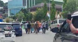 tujuh mahasiswa saat membawa bintang kejora melintas di depan Mapolda Papua
