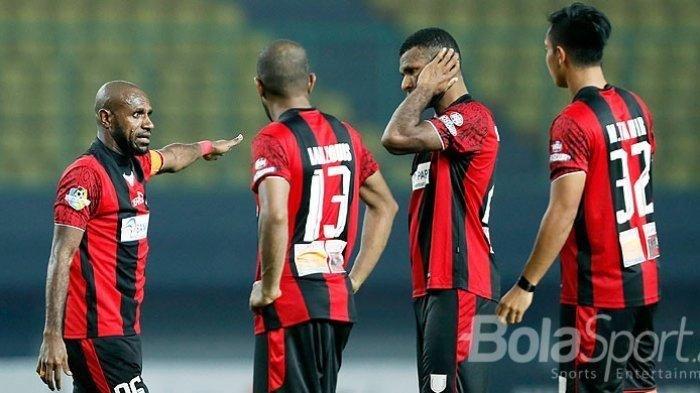 ARAHAN - Mantan kapten Persipura Jayapura yang saat ini bermain di PSS Sleman, Boaz Solossa (paling kiri). Boaz Solossa dikabarkan bakal kembali membela Persipura pada putaran kedua kompetisi Liga 2 musim 2022/2023 mendatang.