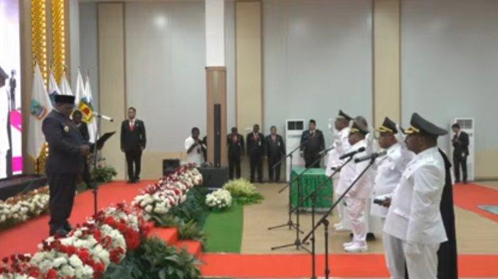 PELANTIKAN KEPALA DAERAH: Gubernur Papua Tengah, Meki Nawipa secara resmi melantik Bupati dan Wakil Bupati Puncak serta Mimika pada Senin, (25/3/2025). Meki Nawipa tekankan, kedua kepala daerah harus selalu tingkatkan pelayanan kepada masyarakat di daerah.