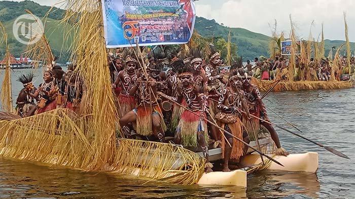 Tarian Isosolo di pembukaan Festival Danau Sentani (FDS) ke XIV di Dermaga Kalkhote Distrik Sentani Timur Kabupaten Jayapura Papua