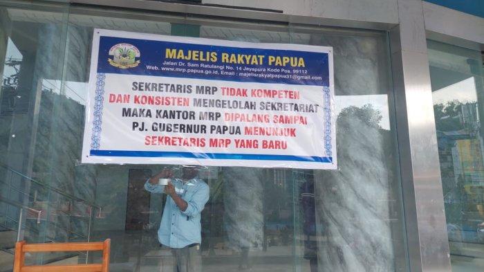 KANTOR MRP DIPALANG - Kantor Majelis Rakyat Papua (MRP) di Jalan Sam Ratulangi Kota Jayapura, Jumat (23/5/2025) sore, dipalang oleh unsur pimpinan serta sejumlah anggotanya. Pj Gubernur Papua diminta segerera menunjuk Sekretaris MPR yang baru.