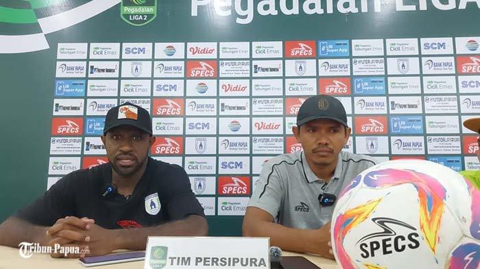 Legenda Persipura Boaz Solossa (kiri) bersama Pelatih, Ricardo Salampessy dalam konferensi pers usai mengalahkan Gresik United di Stadion Mandala, Sabtu (14/12/2024). Kemenangan ini menjaga asa Mutiara Hitam untuk lolos ke babak 8 besar Liga 2.