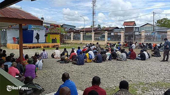 Sejumlah warga Mimika menggelar aski tolak program transmigrasi oleh pemerintah pusat di wilayah Papua. Aksi digelar di Timika, Kabupaten Mimika, Papua Tengah, Jumat (15/11/2024).