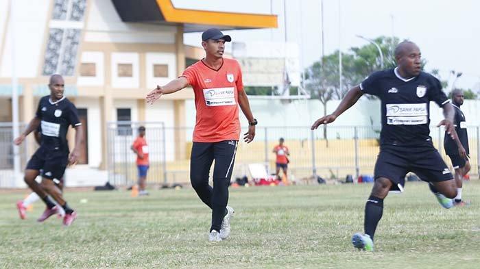 Pelatih Persipura Jayapura Ricardo Salampessy saat memimpin latihan latihan di Stadion Lokajaya Tuban, Jawa TImur. Persipura akan menghadapi tuan rumah Gresik United pada Minggu (6/10/2024). Dok. Media Officer Persipura