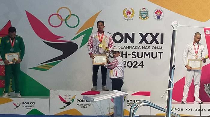 Perenang nasional, Farrel Armandio Tangkas mengemas medali emas pertama untuk kontingen Papua dari cabang olahraga akuatik disiplin renang nomor 200 meter gaya punggung putra.