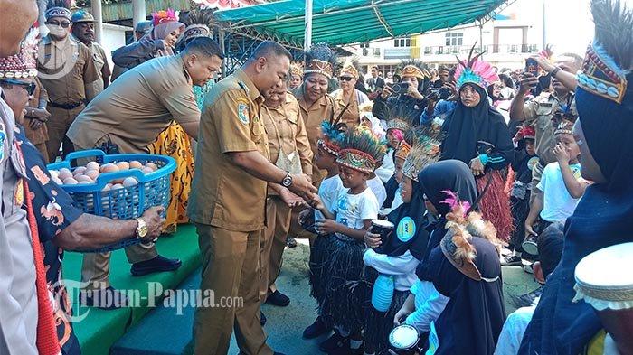 Penjabat Bupati Jayapura, Triwarno Purnomo membagikan 2.000 telur di Hari Aksara Internasional 2023 tingkat Pemkab Jayapura di lapangan upacara Gunung Merah Sentani, Distrik Sentani