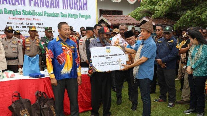 Penjabat Gubernur Papua Muhammad Ridwan Rumasukun menyerahkan Very Small Aperture Terminal (VSAT) pada empat lokasi di Kabupaten Mamberemo Raya, Jumat (12/7/2024).