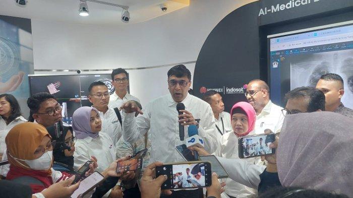 President Director dan Chief Executive Officer Indosat Ooredoo Hutchison, Vikram Sinha (tengah) meluncurkan Artificial Intelligence (AI) Experience Center di Kota Jayapura, Rabu (21/5/2025).
