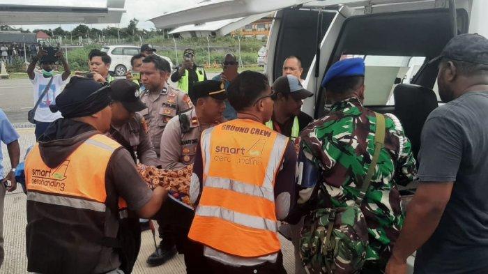 Tiga jenazah korban penembakan KKB di Kabupaten Nduga saat dievakusi ke Timika dengan menggunakan pesawat, Kamis (17/8/2023)