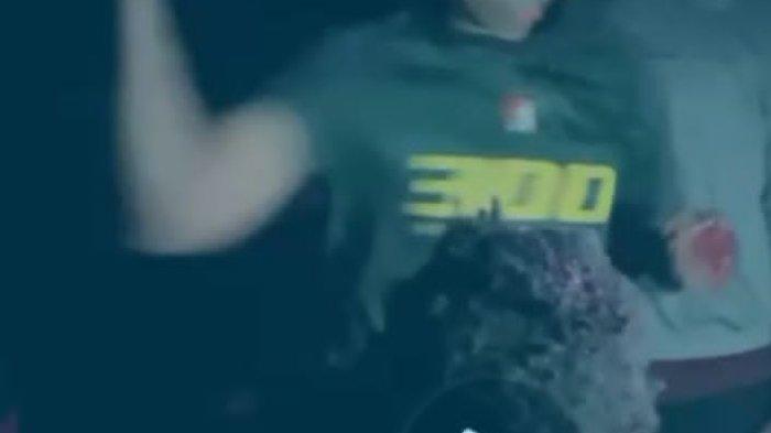 Sebuah video berisi penyiksaan yang diduga dilakukan oleh sejumlah oknum aparat TNI terhadap Orang Asli Papua (OAP) beredar luas di sosial media, WhatsApp, sejak Kamis (21/3/2024) malam hingga Jumat (22/3/2024).