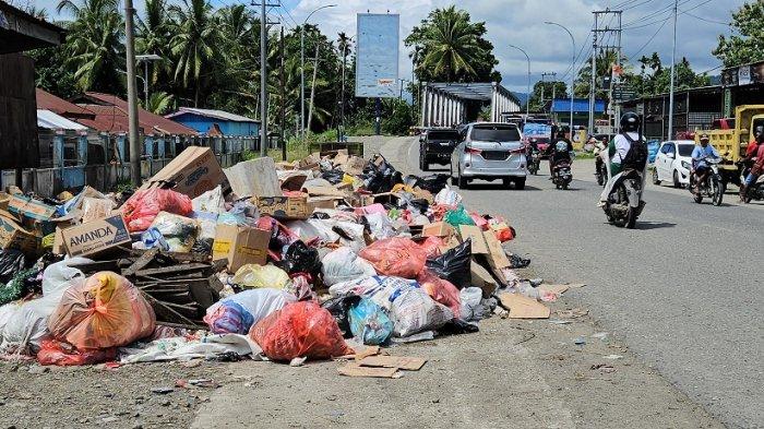 SAMPAH DI NABIRE: Lautan sampah yang berhamburan begitu saja hingga mau menutupi badan jalan di depan Pasar Sentral Kalibobo, Nabire Kota, Selasa, (22/4/2025). Kondisi ini memprihatinkan bagi kabupaten yang memiliki perda tentang pengelolaan sampah.